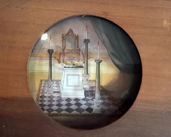 Plaque de lanterne magique maçonnique : l'intérieur d'une loge
