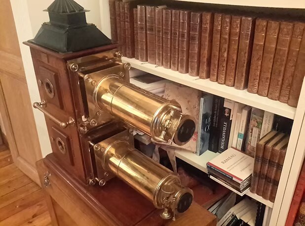 Ancienne lanterne magique en laiton, utilisée dans la version scénique des « Fra-Maçonnes »