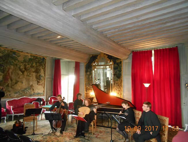 L'ensemble et ses instruments anciens dans le salon aux tapisseries du château de Talcy